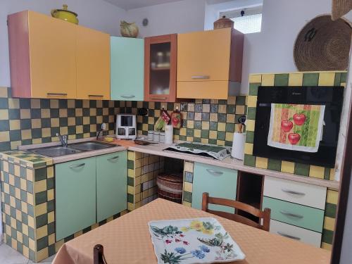 Η κουζίνα ή μικρή κουζίνα στο Maryel Sardinia con Giardino