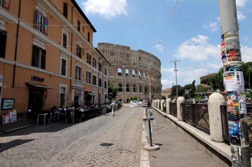 Walk to the Colosseum from your Family Apt