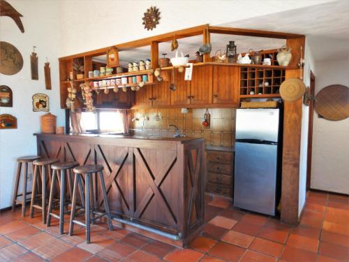 プンタ・デル・ディアブロにあるCasa TANIKAのキッチン(カウンター、スツール、冷蔵庫付)