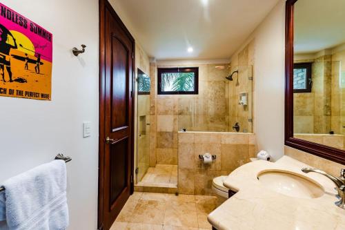 a bathroom with a toilet and a shower and a sink at Beachfront Oceanview Private Jacuzzi & Full Ktcn in Tamarindo