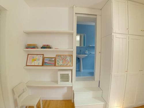 a room with a white desk and a mirror at Sud e Sole in Arnesano