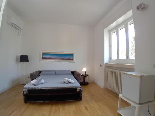 a bedroom with a bed with two towels on it at Sud e Sole in Arnesano