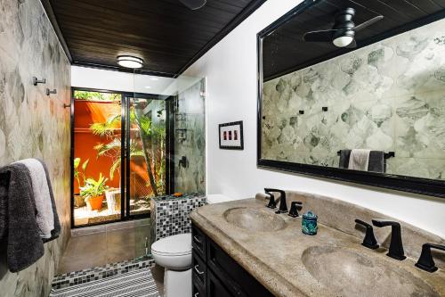 Koupelna v ubytování Luxury Villa With Beach Access And A Private Pool