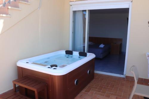 アグローポリにあるHotel Residence La Darsenaの家の階にあるジャグジー浴槽
