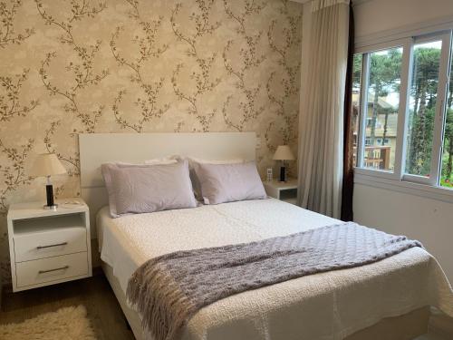 une chambre avec un lit et une fenêtre dans l'établissement APTO C/PISCINA AQUECIDA! Vc vai se surpreender!, à Gramado