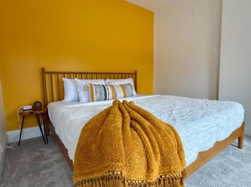 une chambre avec un lit avec une couverture dessus dans l'établissement Short North Convention King Bed Free Parking!, à Columbus