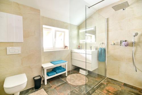 タトランスカ・ロムニツァにあるMezonet Jelenaのバスルーム(シャワー、トイレ、シンク付)