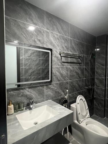 a bathroom with a sink and a toilet and a mirror at Nova Hotel 1 Phú Thọ in Chú Mật