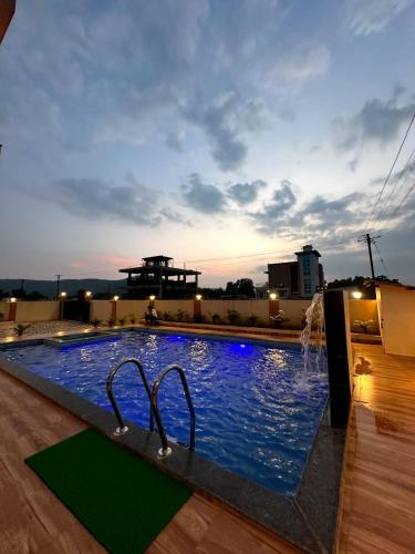 una piscina con dos fuentes de agua en Paradise, en Malavli