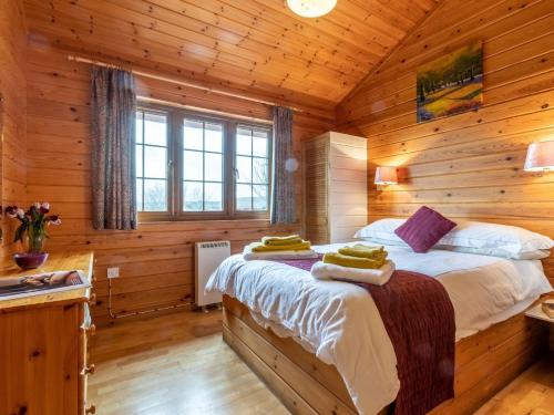 une chambre avec un lit dans une cabane en rondins dans l'établissement 2 Bed in Clovelly 00358, à Clovelly