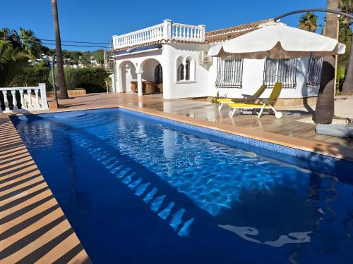 Bazén v ubytování Chalet On The Benissa Coast nebo v jeho okolí