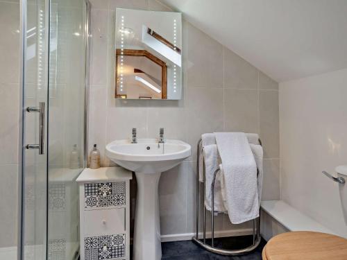 Llanvetherineにある1 Bed in Abergavenny BN092の洗面台とシャワー付きの白いバスルーム