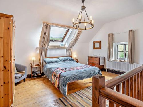 Cwm-duにある2 Bed in Cwmdu BN194のベッドとシャンデリアのある寝室
