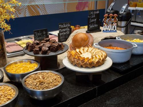 Comida en o cerca de este hotel