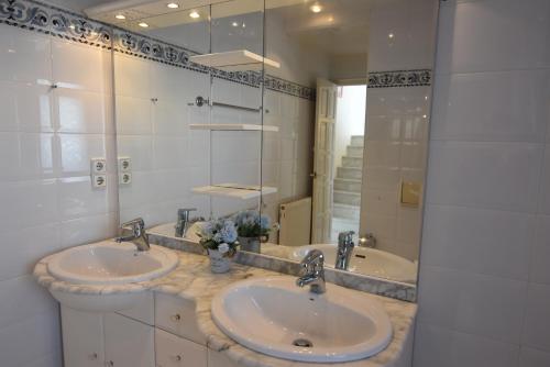 a bathroom with two sinks and a mirror at RNET - Port Primer Empuriabrava in Empuriabrava