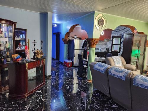 un salon avec un canapé et une table dans l'établissement Cozy Flat 5 Minutes To Beach, à Freetown