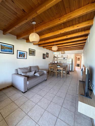 a living room with a couch and a table at Edificio Mitre in Maipú