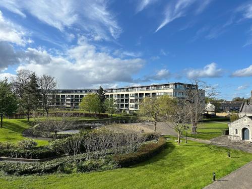 un grand bâtiment au milieu d'un parc dans l'établissement Milltown luxury - concierge, à Feevaghmore