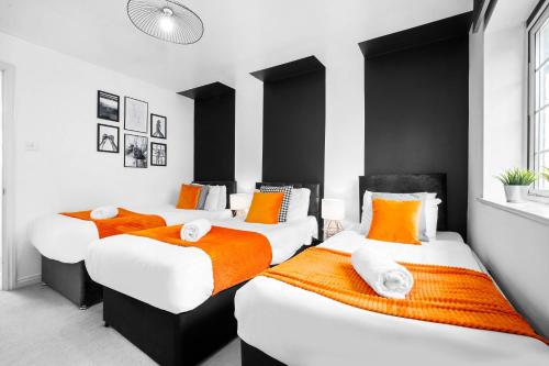 Postel nebo postele na pokoji v ubytování Stylish 2 Bed House - Fast Internet - Garden - Parking 55H