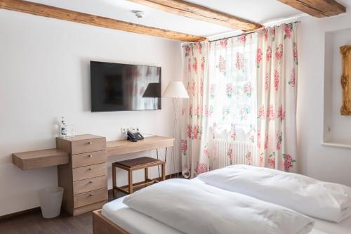 Postel nebo postele na pokoji v ubytování Brauereigasthof & Hotel Kapplerbräu