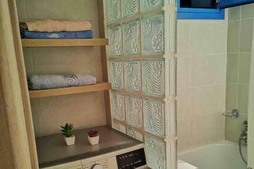 un baño con ducha y bañera en 1 Bed Apt - Sleeps 2 - Free Parking - Sea View, en Masouri