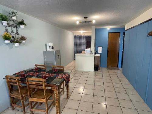 une salle à manger avec une table et des chaises et une cuisine dans l'établissement Casa cerca de Plaza de Toros de Apizaco y del Centro Deportivo de Alto Rendimiento, à San Dionisio Yauhquemehcan