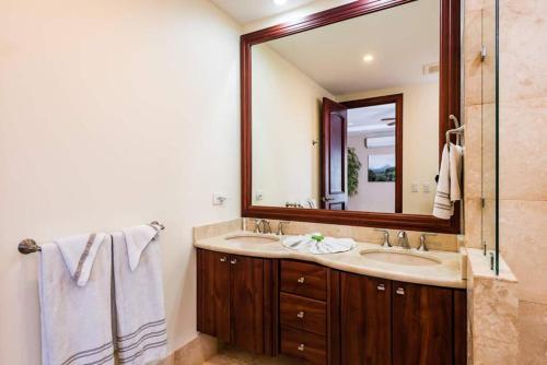 een badkamer met een wastafel en een spiegel bij Beachfront, Sunset, & Ocean Views With Gas Grill in Tamarindo
