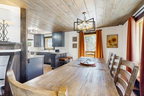 a kitchen and dining room with a large wooden table at Brighton Sunflower Chalet in Brighton