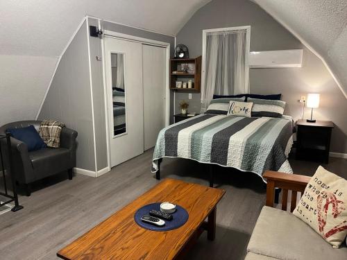 ein Schlafzimmer mit einem Bett, einer Couch und einem Tisch in der Unterkunft Galloway Cottage- Bikes & Firepit in Springfield