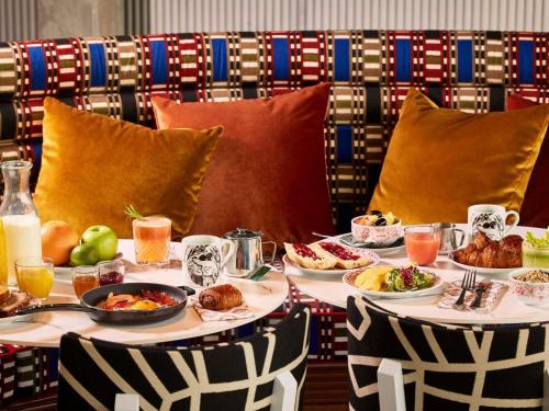 ピュトーにあるMama Shelter Paris La Défenseの食べ物や飲み物の皿が置かれたテーブル