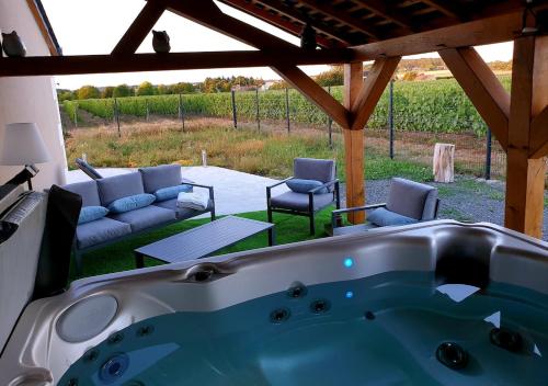 Posezení v ubytování La Petite Loge des Vignes Private Jacuzzi