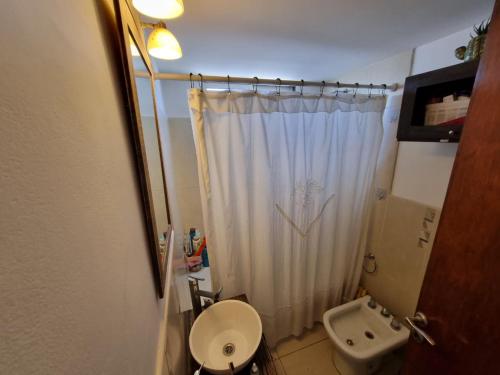 ArgentinaにあるDepto para 4 en Barrio Chauvínのバスルーム(白いシャワーカーテン、トイレ付)