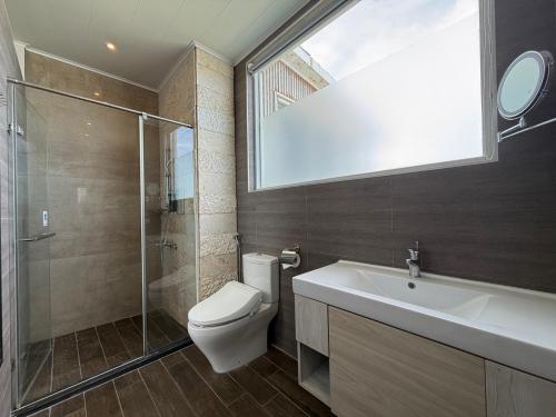 花蓮市にあるBlue Ocean 微藍海岸 海景電梯旅宿 - 近東大門夜市のトイレ、洗面台、窓のあるバスルーム