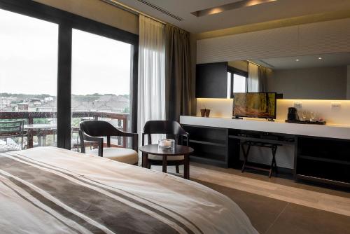 a hotel room with a bed and a desk at Ville Saint Germain Apart Hotel & Spa in Carilo