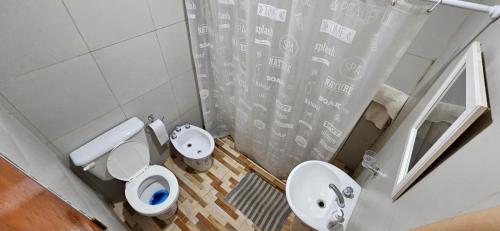 un baño con inodoro y lavabo en Hermosa quinta Sauce, en Sauce Viejo