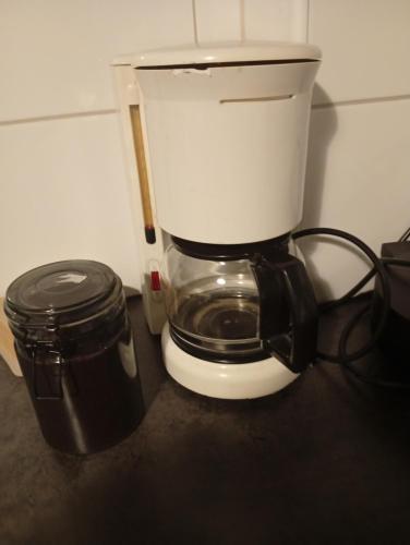 een koffiezetapparaat op een aanrecht bij B&Bestrada in Vaggeryd