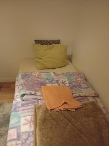 een bed met een deken en een kussen erop bij B&Bestrada in Vaggeryd