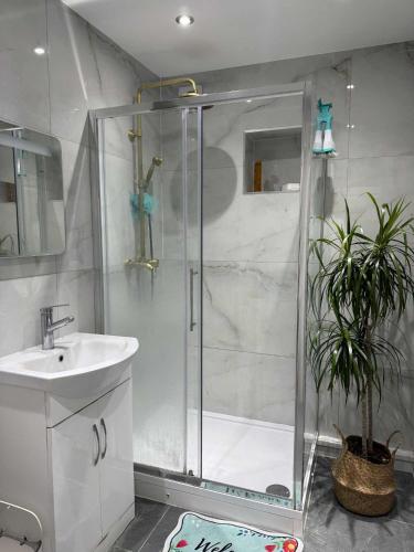 Gallery image of Private guest suite inside a family home with own entrance, kitchen, and bathroom in High Wycombe