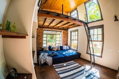 ブルマジーニョにあるLoft com vista para montanha e lagoa 2 - Inhotimのロフト付きの部屋にベッド付きのベッドルーム1室があります。