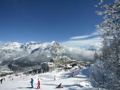 a group of people skiing down a snow covered mountain at Appartement 4 personnes - La Voile - Pendine 2 - Puy Saint Vincent 1600 in Puy-Saint-Vincent