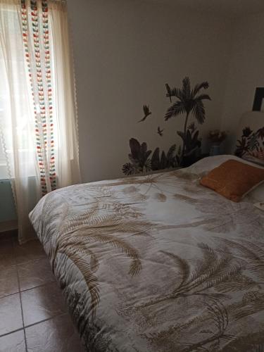a bedroom with a bed with a plant on it at L'Amazone in Saint-Maurice-de-Beynost