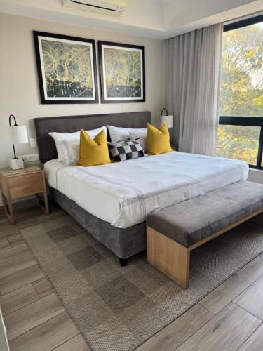 Postel nebo postele na pokoji v ubytování 214 Executive Suite,