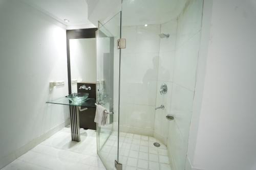 Ένα μπάνιο στο Hotel Western Court