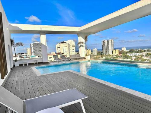 una piscina en la azotea de un edificio en Comfy Apt, Rooftop Lounge, Pool, en Ensanche Quisqueya