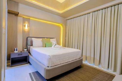 Postel nebo postele na pokoji v ubytování Luxury Upscale Centric Condo,