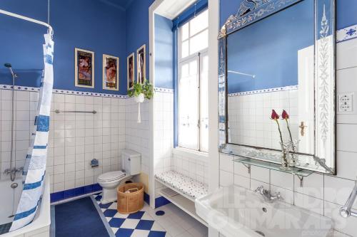 ein Badezimmer mit Badewanne, Toilette und Waschbecken in der Unterkunft Vintage Balcony Guesthouse & Suites in Ovar