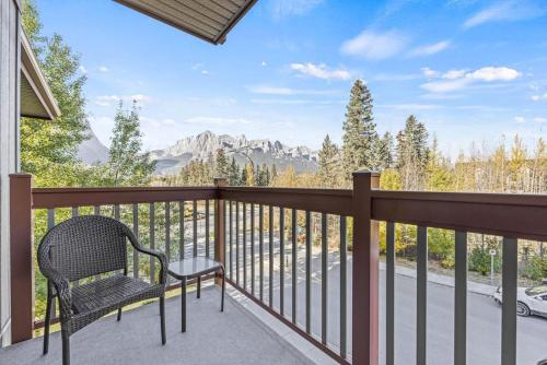 Balkón nebo terasa v ubytování Spacious 2BR Minutes from Downtown w Pool and Hot Tub