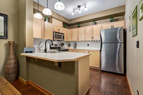 Kuchyň nebo kuchyňský kout v ubytování Spacious Getaway near Banff with Heated Pool