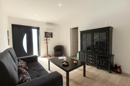 a living room with a couch and a table at Casa de Clarisse in Ermelo