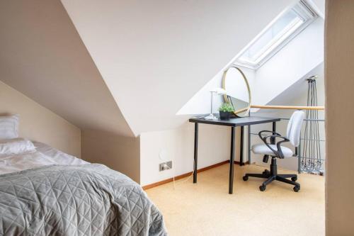 Ένα ή περισσότερα κρεβάτια σε δωμάτιο στο Penthouse Loft with Jacuzzi and Sauna